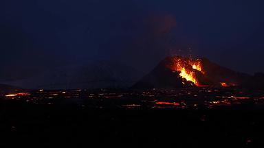 佛格拉达尔山火山火山喷发晚上雷克雅内斯半岛冰岛